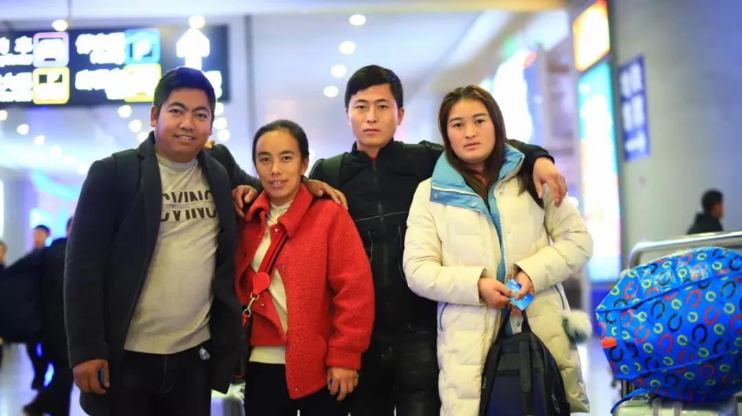 春运路上的幸福,高铁上的春运流动的年俗年味