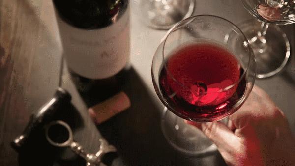 「聚会约酒」一家音乐酒吧，每晚都有乐队驻唱，单身男女都爱去