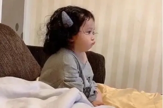 嫌弃爸爸臭脚的宝宝,宝宝脾气暴躁爸爸不甘示弱