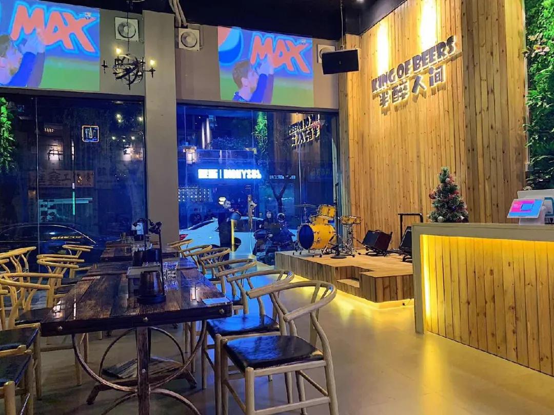 「聚会约酒」一家音乐酒吧，每晚都有乐队驻唱，单身男女都爱去