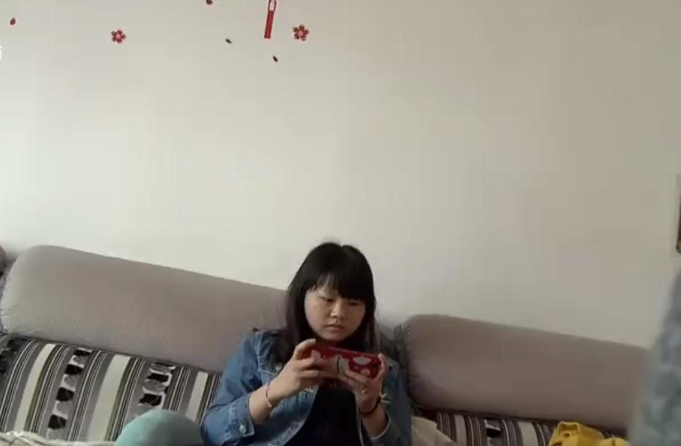 女儿结婚大摆宴席,亲生父亲却不知情,干妈成了主持人