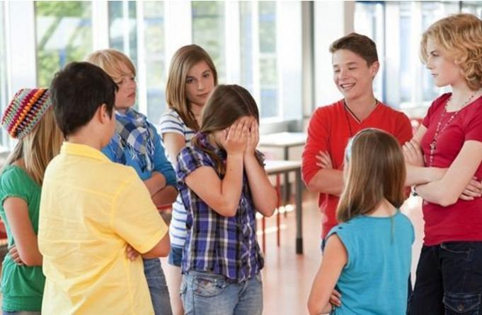 一中学生凌晨在宿舍内，遭同学围殴，男生跪在地上被多名同学打