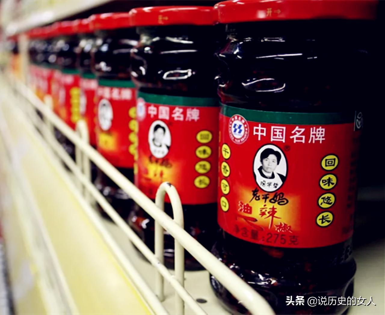 她28岁丧夫，摆过地摊抡过铁锤，做麻辣酱挣百亿资产，被誉教母