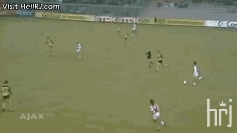 足球史上最全能支点中锋!他可以在中锋、前腰和边锋之间无缝衔接!