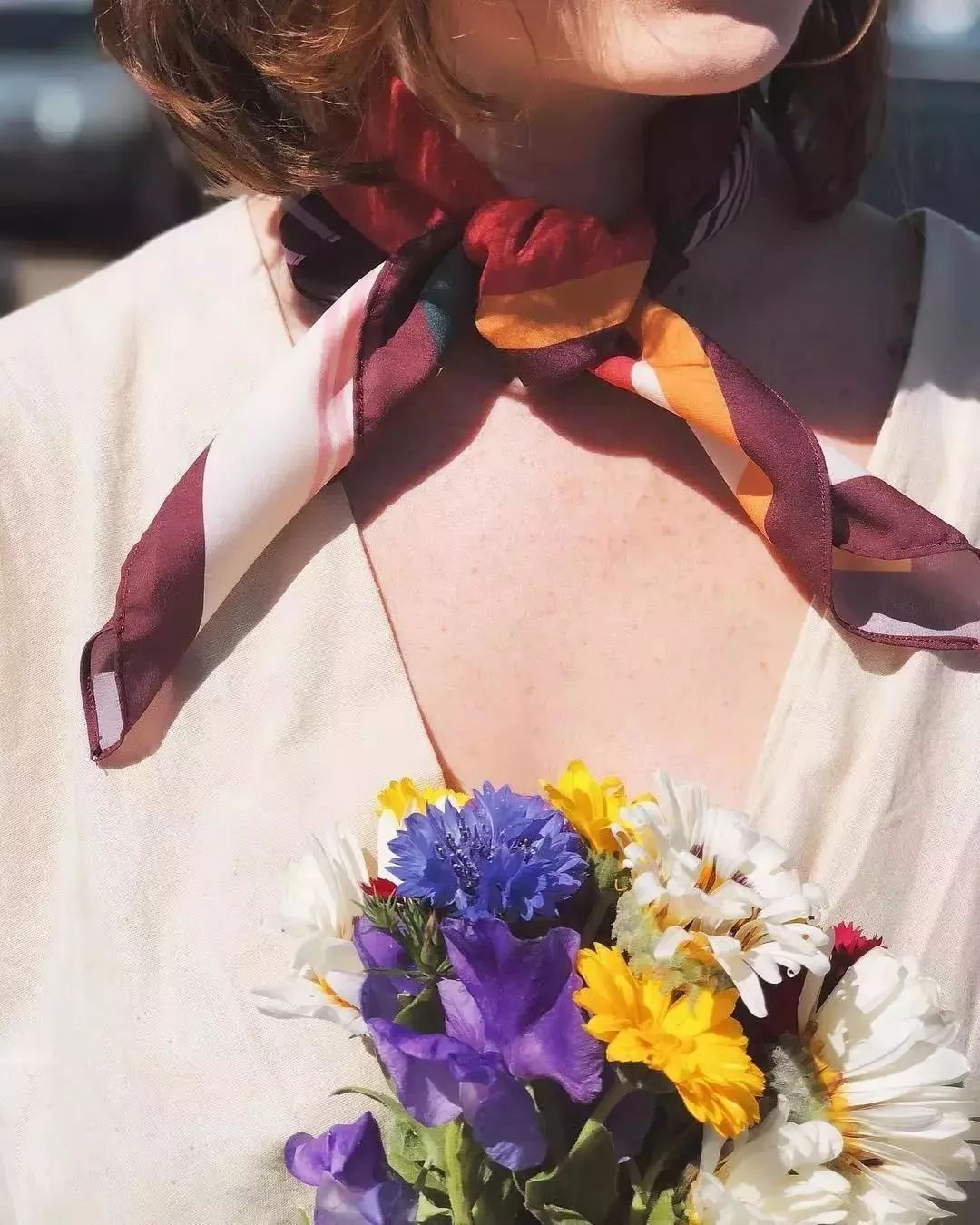 短丝巾搭配衬衫及职业装系法大全,女士黑色衬衣职业装配什么丝巾