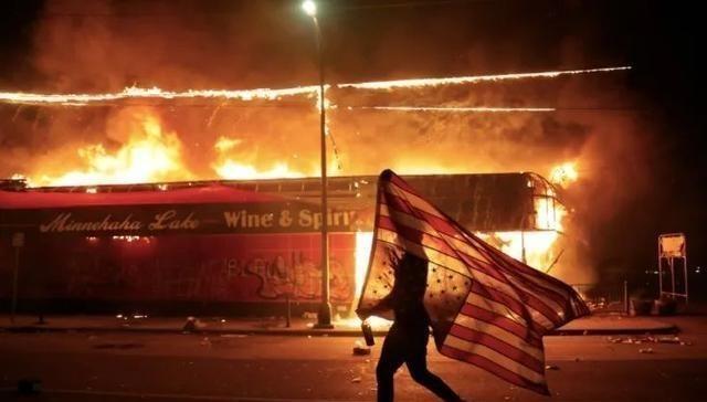 黑人被警察跪压事件升级!被杀之人竟是NBA名宿的“孪生兄弟”?