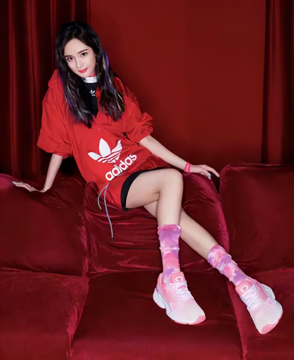 杨幂这次秀腿真让人服气,杨幂露腿和鞋