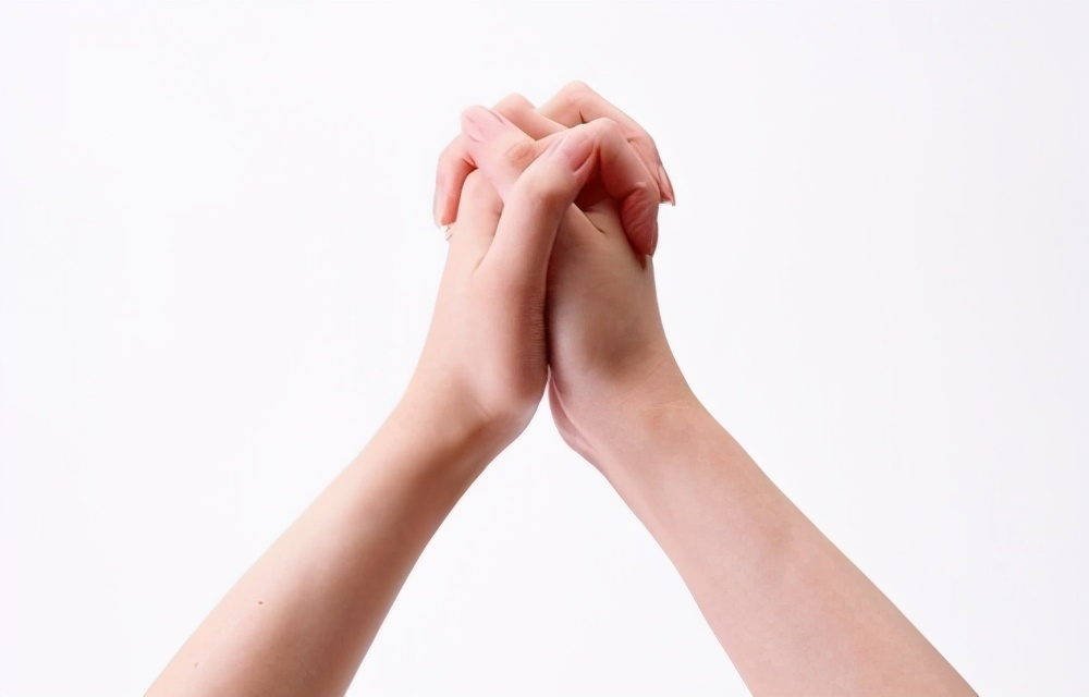 四岁宝宝啃手指甲脚趾甲怎么回事,四岁宝宝啃脚指甲怎么回事