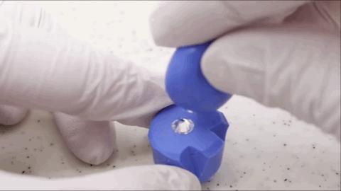 日本小哥用攒了一年的「指甲」给女友做了个钻戒？网友：妈呀变态