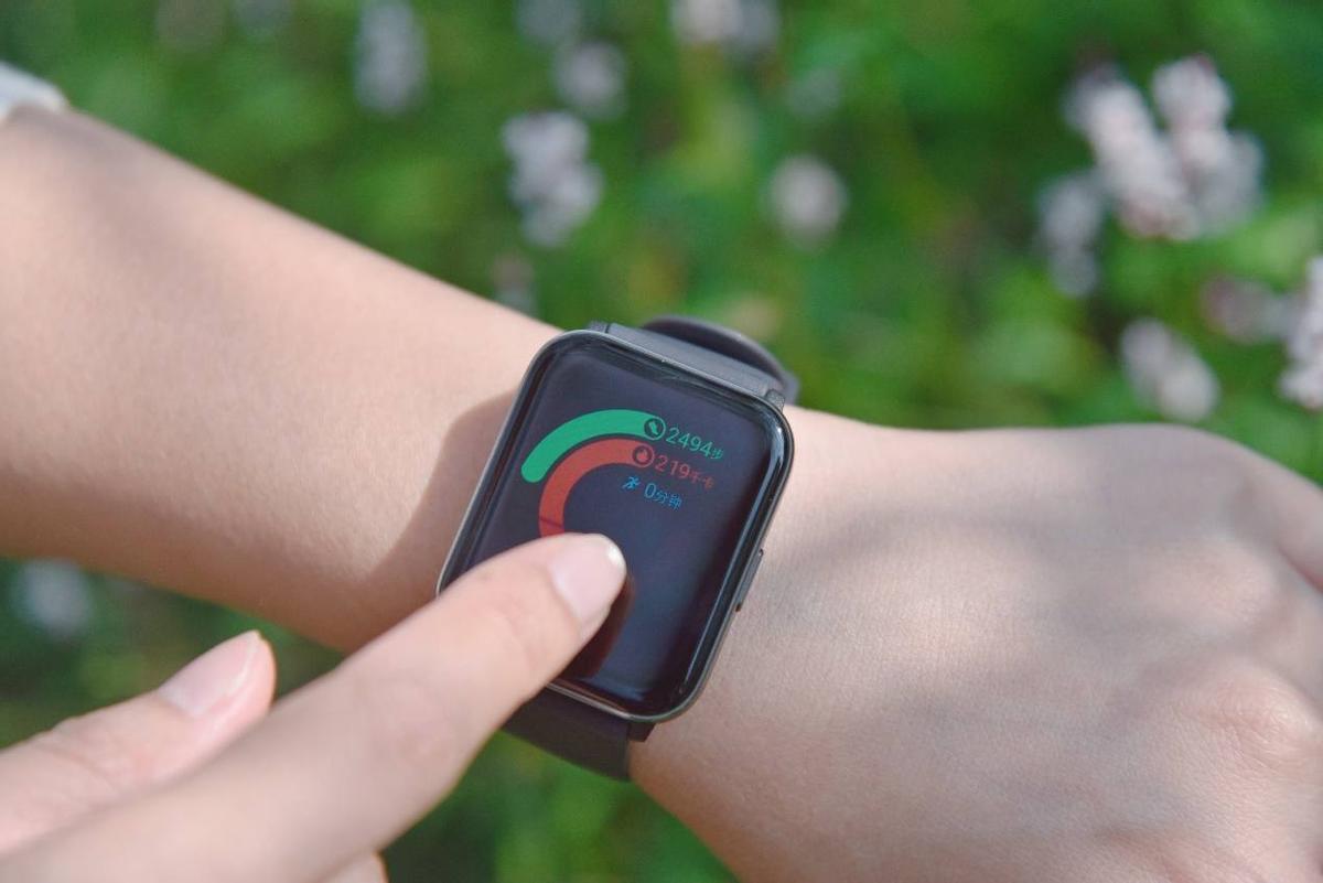 黑加两年后回归小米生态链，399元开启众筹，这手表亮了