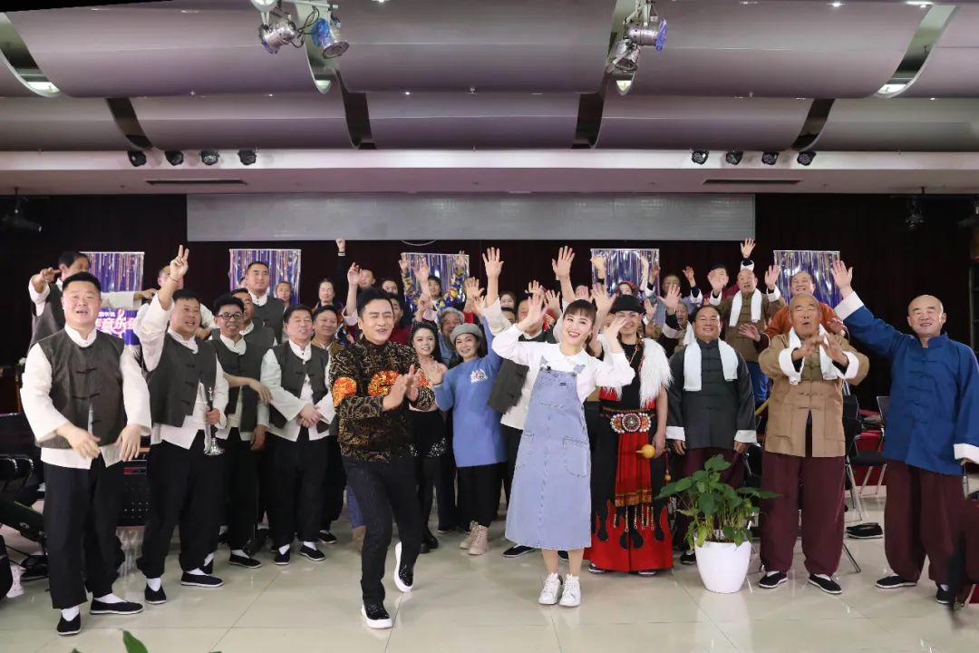 音乐会不按套路出牌：小毕哥现场吃起了大米饭，谢大脚跟着大爷学犁地