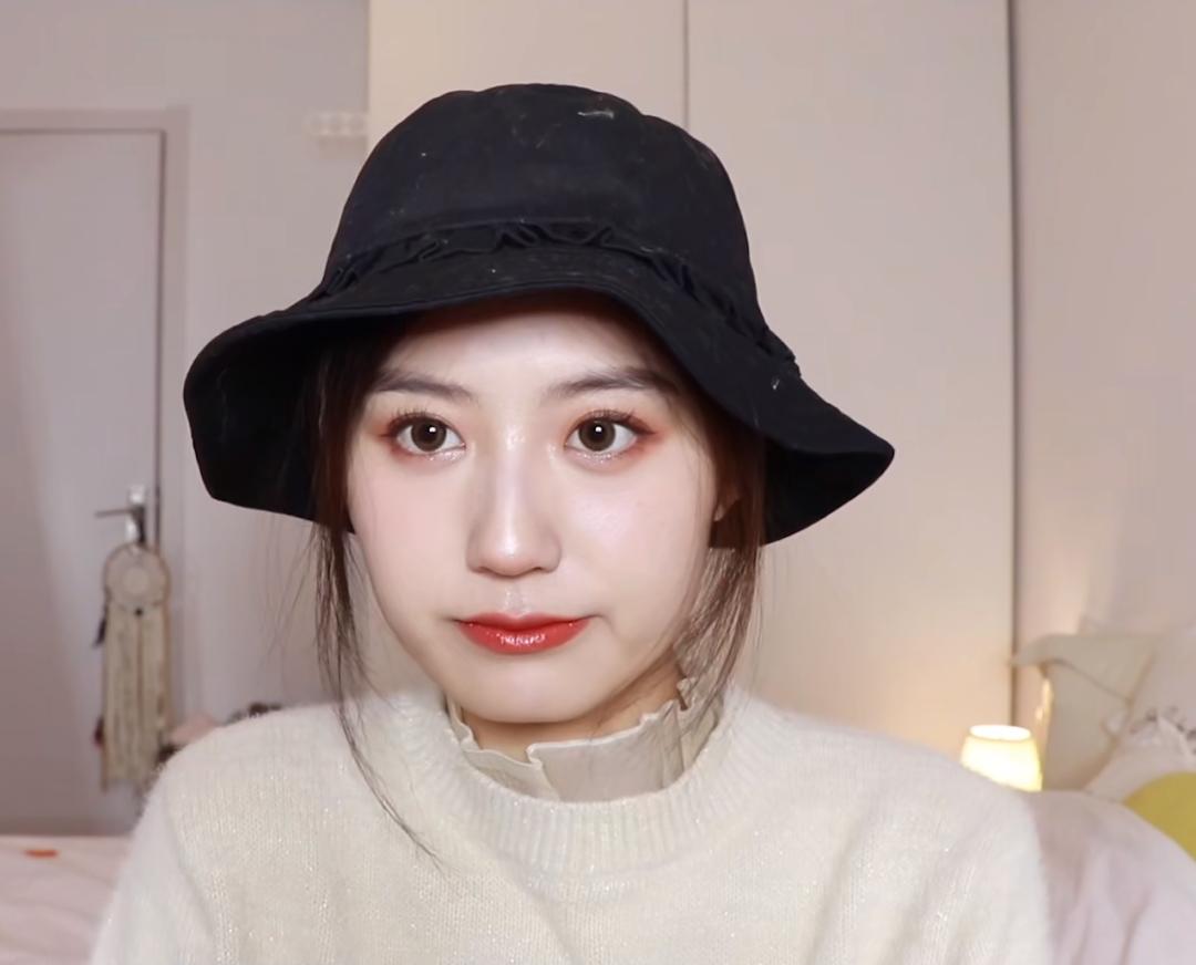 棒球帽白色和黑色帽子哪个显脸小,帽子大头围大脸显脸小