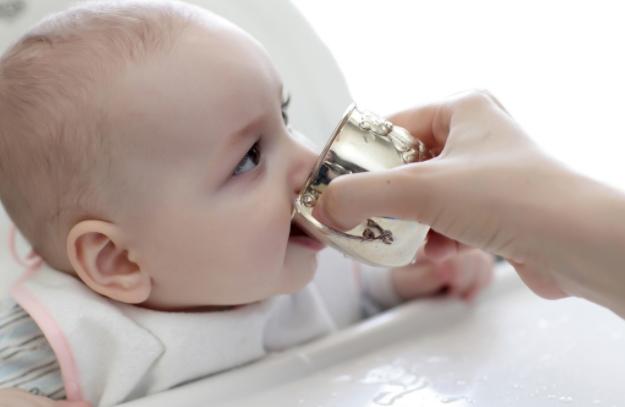 502胶水宝宝喝了怎么样,一岁宝宝吃到502胶水怎么办