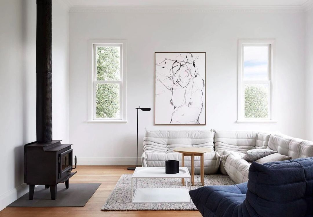 白墙有小坑怎么去除,白墙打洞上的污渍怎么去除