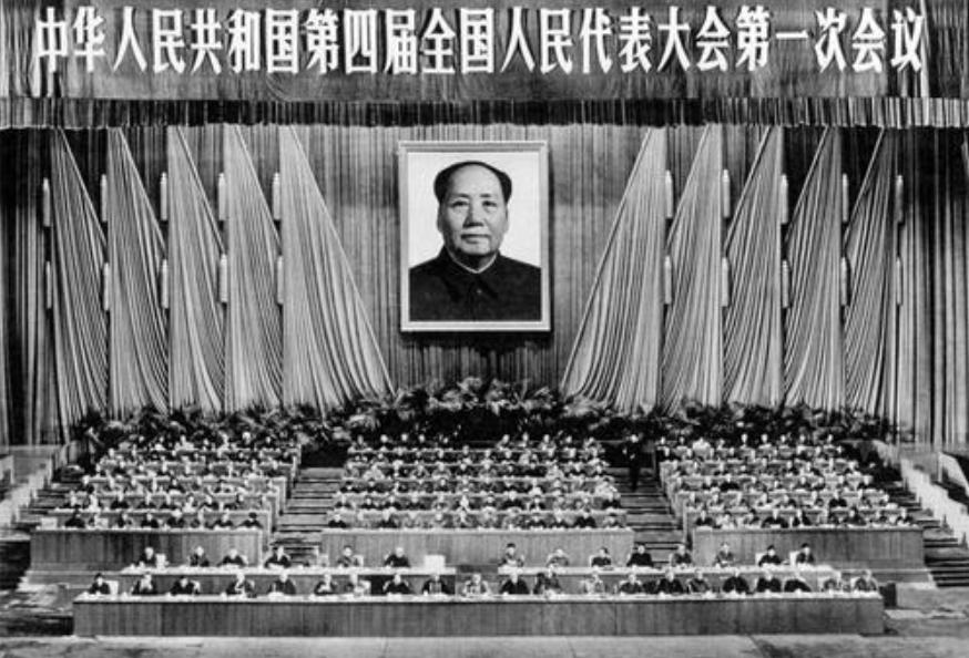 周总理最后2年，体重61斤平均40天一场手术，临终前苦等发妻