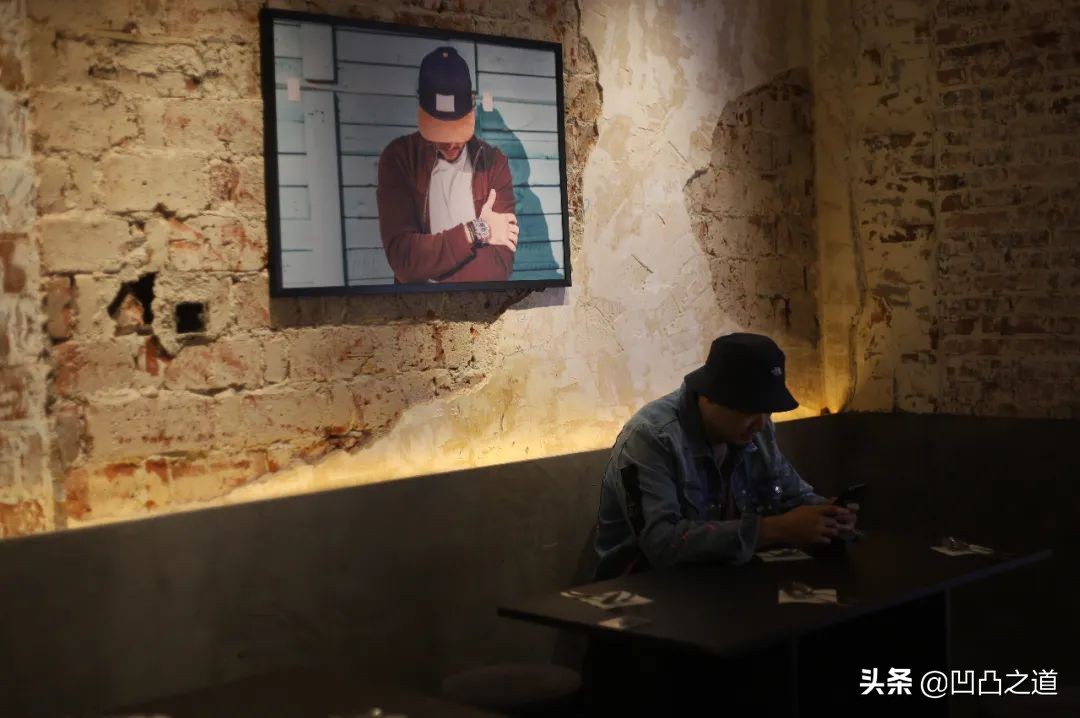 你去长沙文和友打卡，尼依格罗看云，我却在地库欣赏对立美学