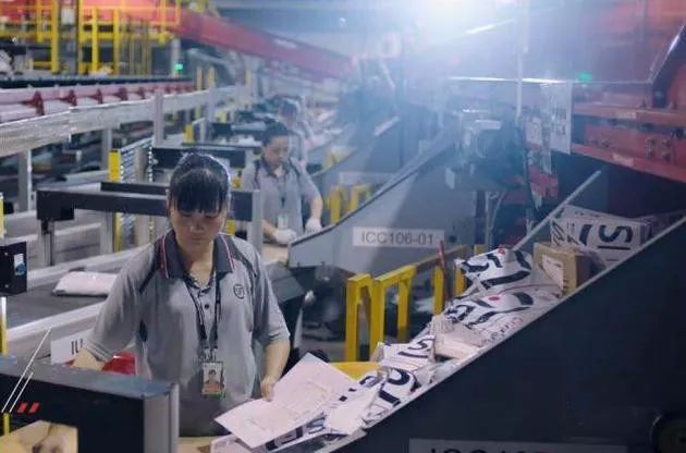 最有钱的快递员：每月入账72亿，坐拥50架飞机，等同中型航空公司
