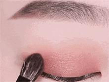 周冬雨单眼皮小眼睛怎么画眼妆,周冬雨眼睛同款放大妆