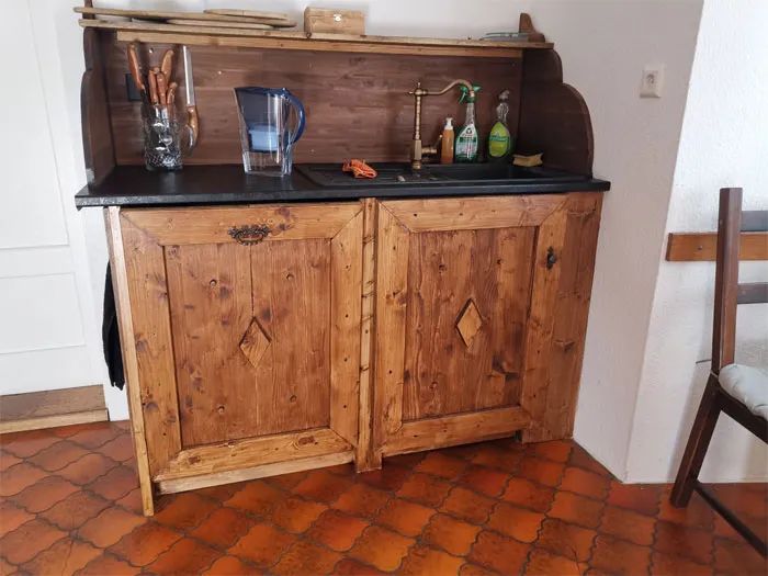 疫情期间住古堡，国外普通女大学生迅速成百万网红，获千万点赞