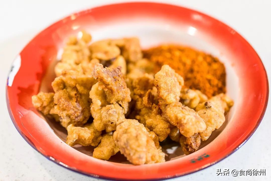 徐州闹市一角，还原了80年代的市井范儿！笸箩上菜，98元吃17样！