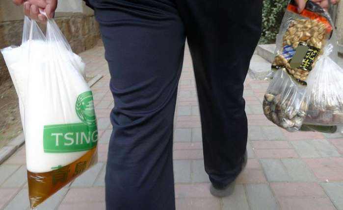 喝啤酒吃蛤蜊开启青岛的特色文化,青岛吃嘎啦喝啤酒的好地方