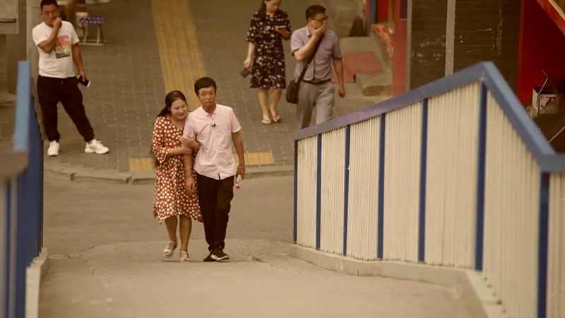 21岁小伙烧伤13人,21岁小伙一人救13人被烧毁容