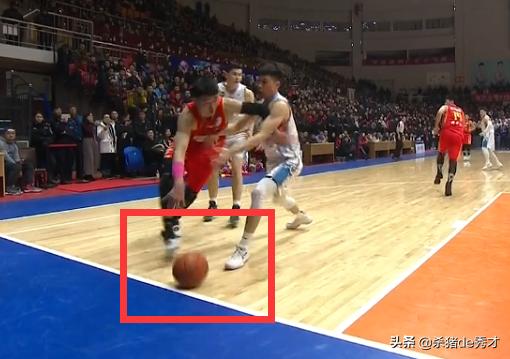 20倍慢镜回放！深圳关键追分时刻被判出界，央视解说提出质疑