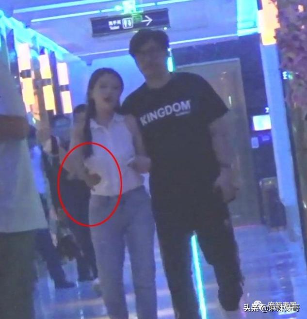 陈数和老公接吻照片,陈数老公回应搂抱年轻女子