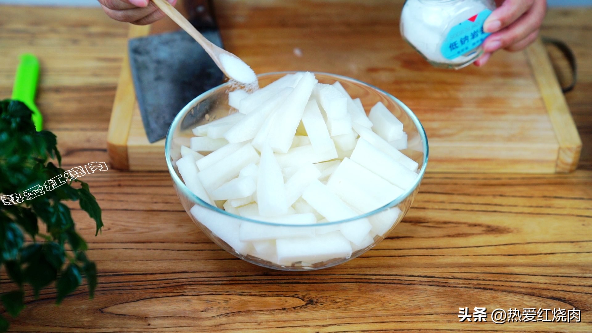 这小吃是湖北特产，加根白萝卜一起泡，又酸又辣还又脆，真好吃