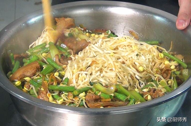 面条就得卷着吃才好吃,面条这样做实在太香了外酥里嫩