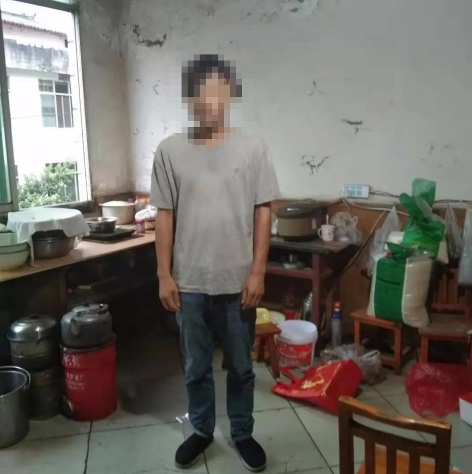 “从我们进去的那一刻，店员的眼神里就充满了歧视！”云南一耐克店疑似歧视农民工？耐克：已经处理涉事店员