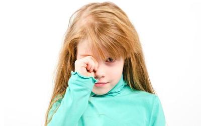 3岁孩子眼睛老是眨眼是怎么回事,孩子老是眨眼往上翻怎么回事啊