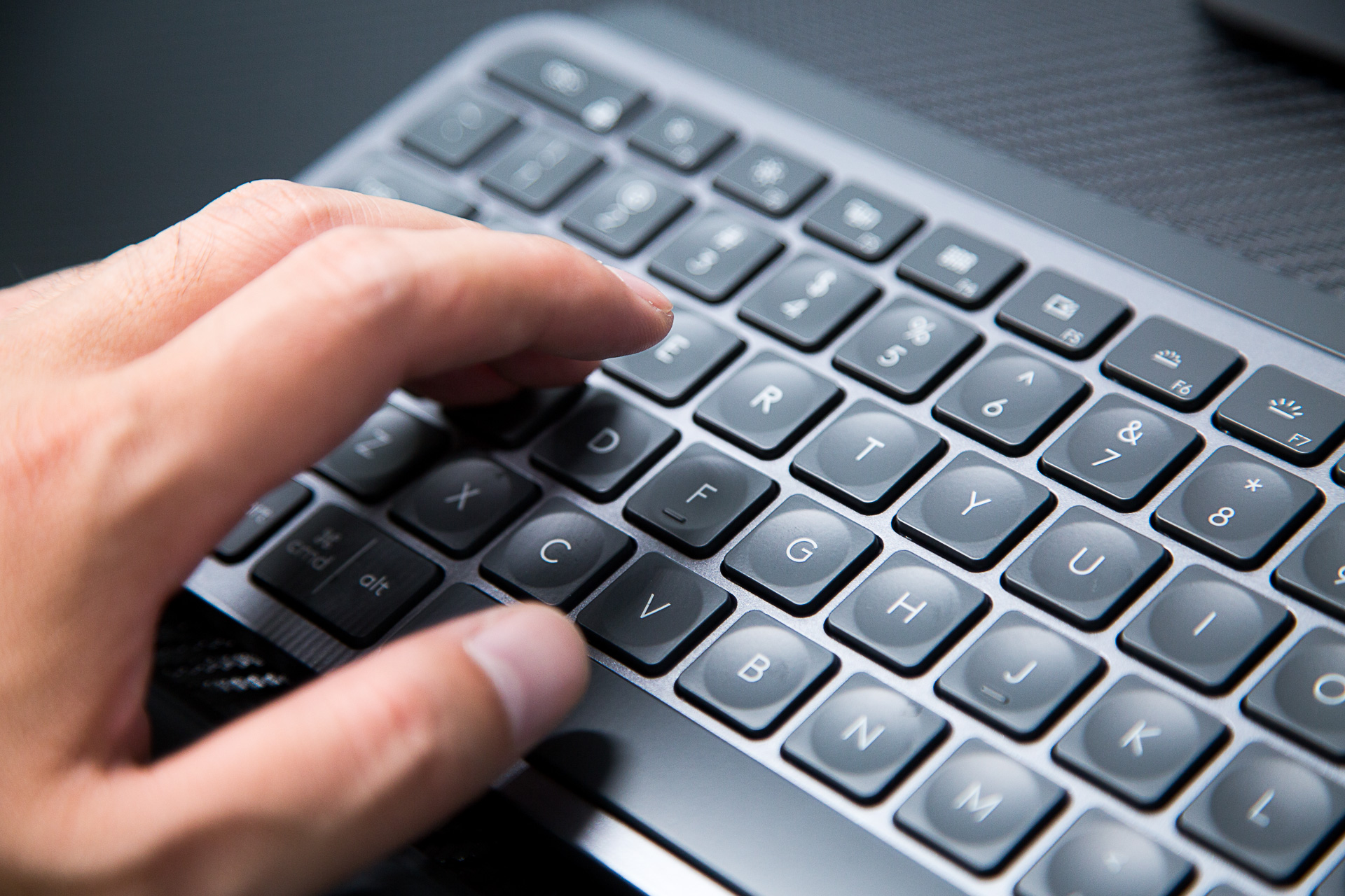 罗技mxmaster2s和3,罗技MXKeys无线键盘