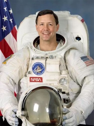 太空徒手抓卫星？玩命的宇航员到底在干什么？