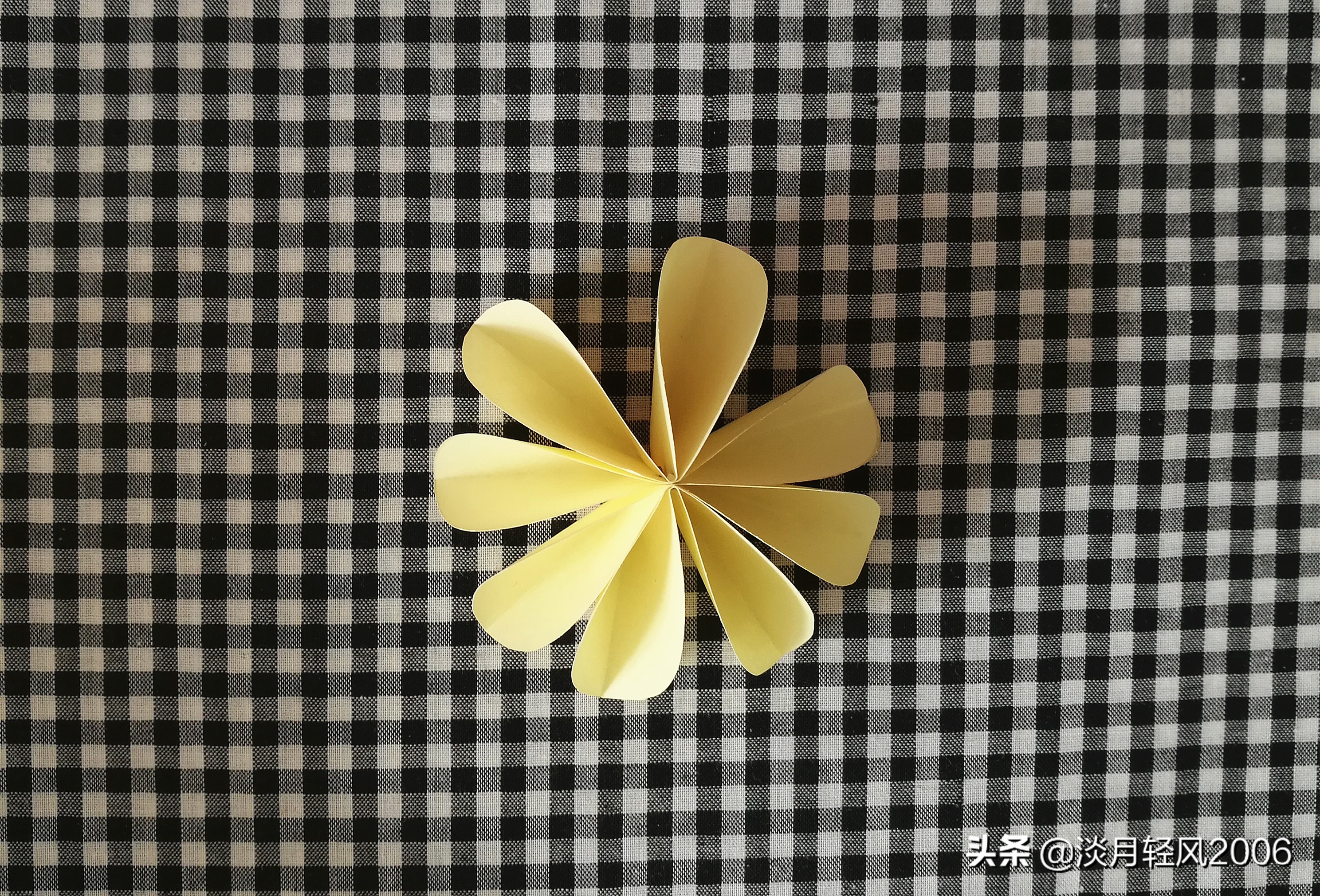 用卡纸制作的手工立体小花,彩色卡纸立体手工