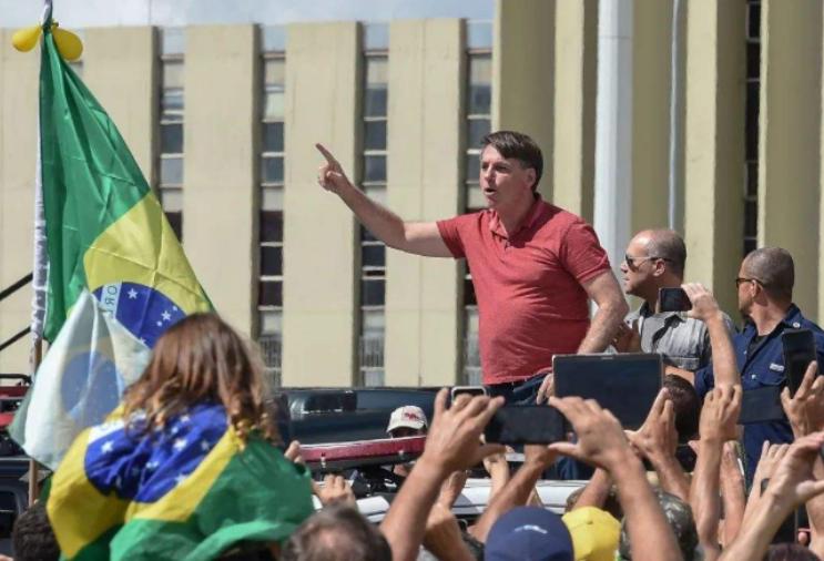 疫情下巴西也搞*威示***行游**!总统成特朗普第二,足球界支持反对派