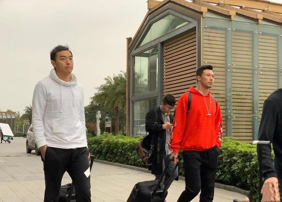 中国男足备战中国杯，各位国脚现身机场，名牌衣服和奢侈品很抢镜