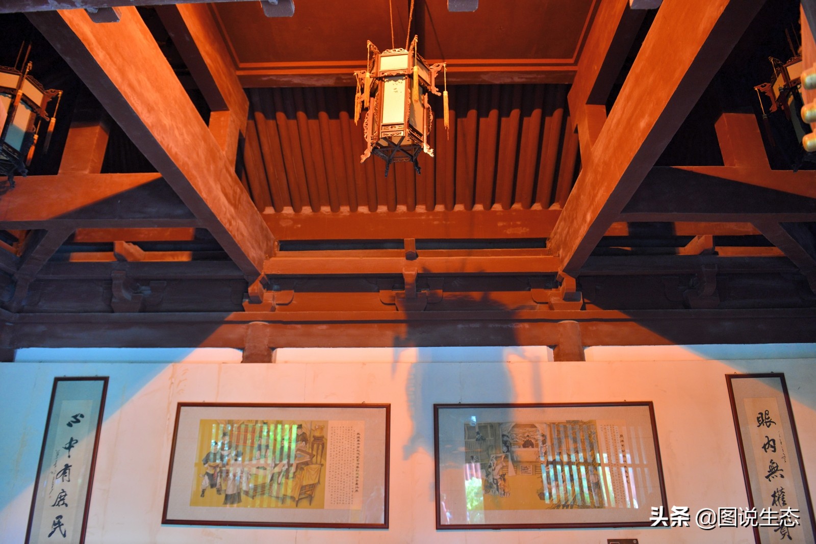 华灯初上，开封香飘夜空，叫卖声、欢笑声构成夜市版的清明上河图