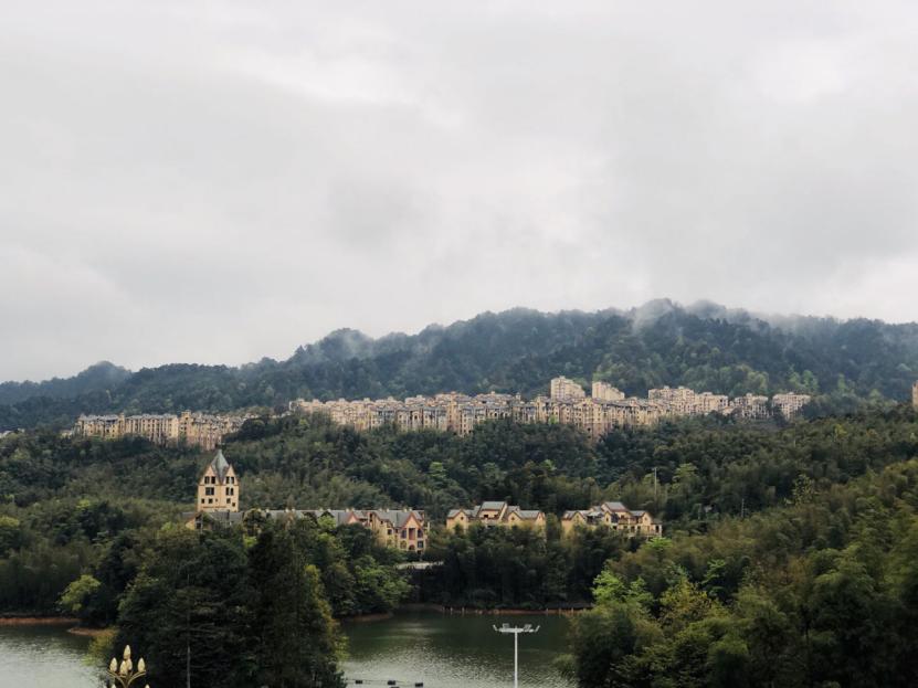 10元钱，住一晚四星级酒店，吃三顿自助餐，它不香吗？