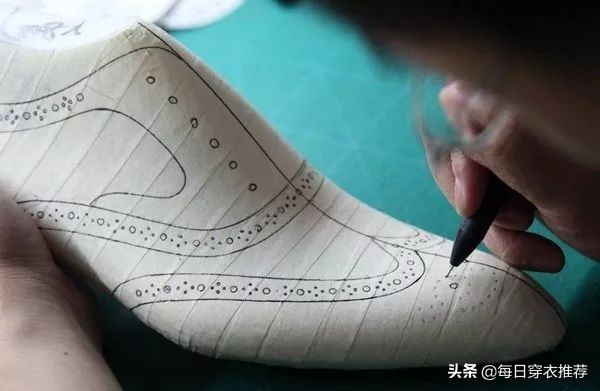 鞋子穿软底的好还是硬底的好,怎么挑选鞋穿着最舒服不累脚