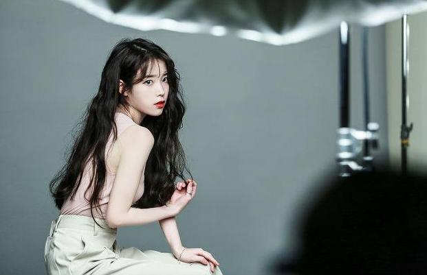 iu李知恩抿嘴,iu领奖超燃