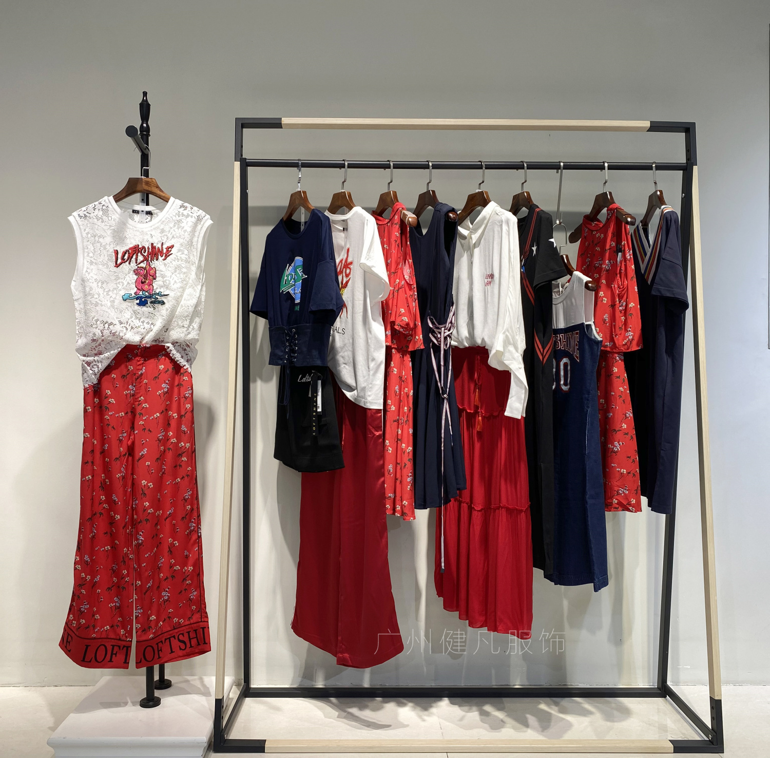 品牌折扣尾货女装批发免费铺货,杭州尾货杂款女装批发一手货源