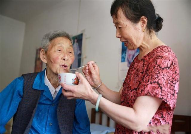 “人老了，儿女不赡养老人怎么办？”4位老人给出4种方法，聪明