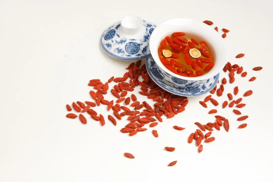 枸杞大枣菊花一起泡水有什么功效,红枣枸杞冰糖菊花能一起泡酒喝吗