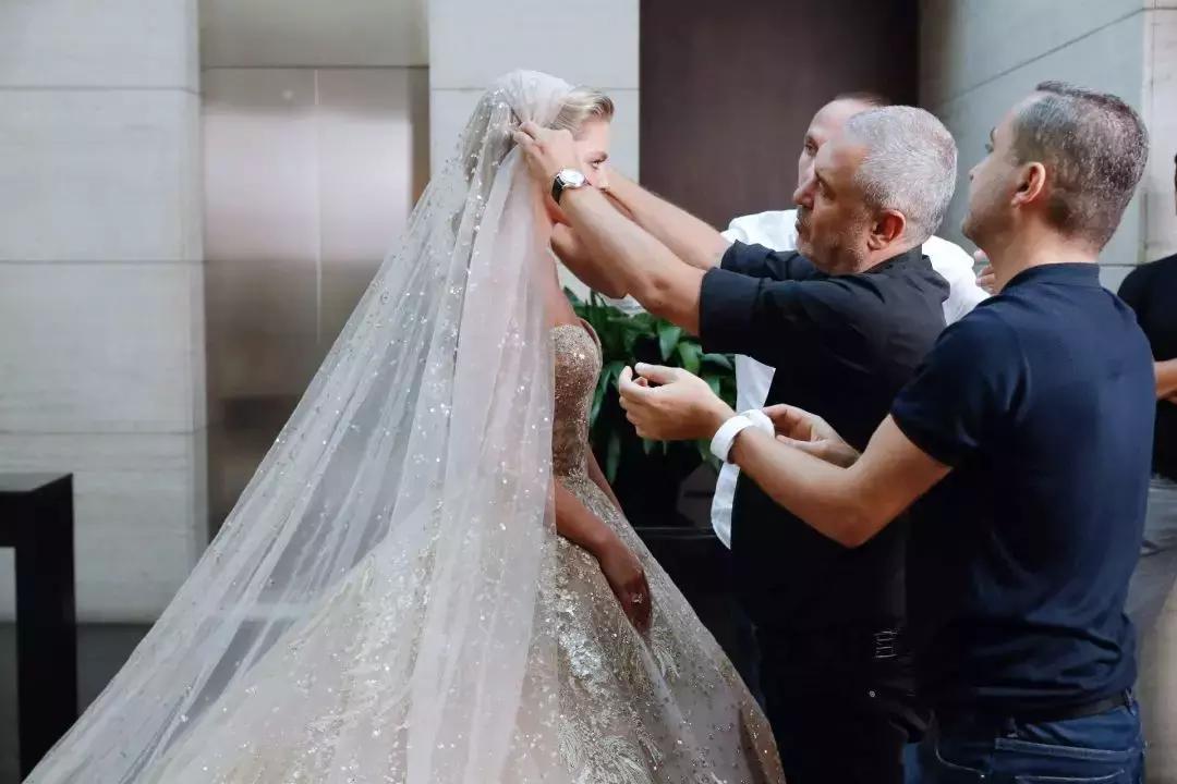 15万颗施华洛世奇水晶,eliesaab婚纱