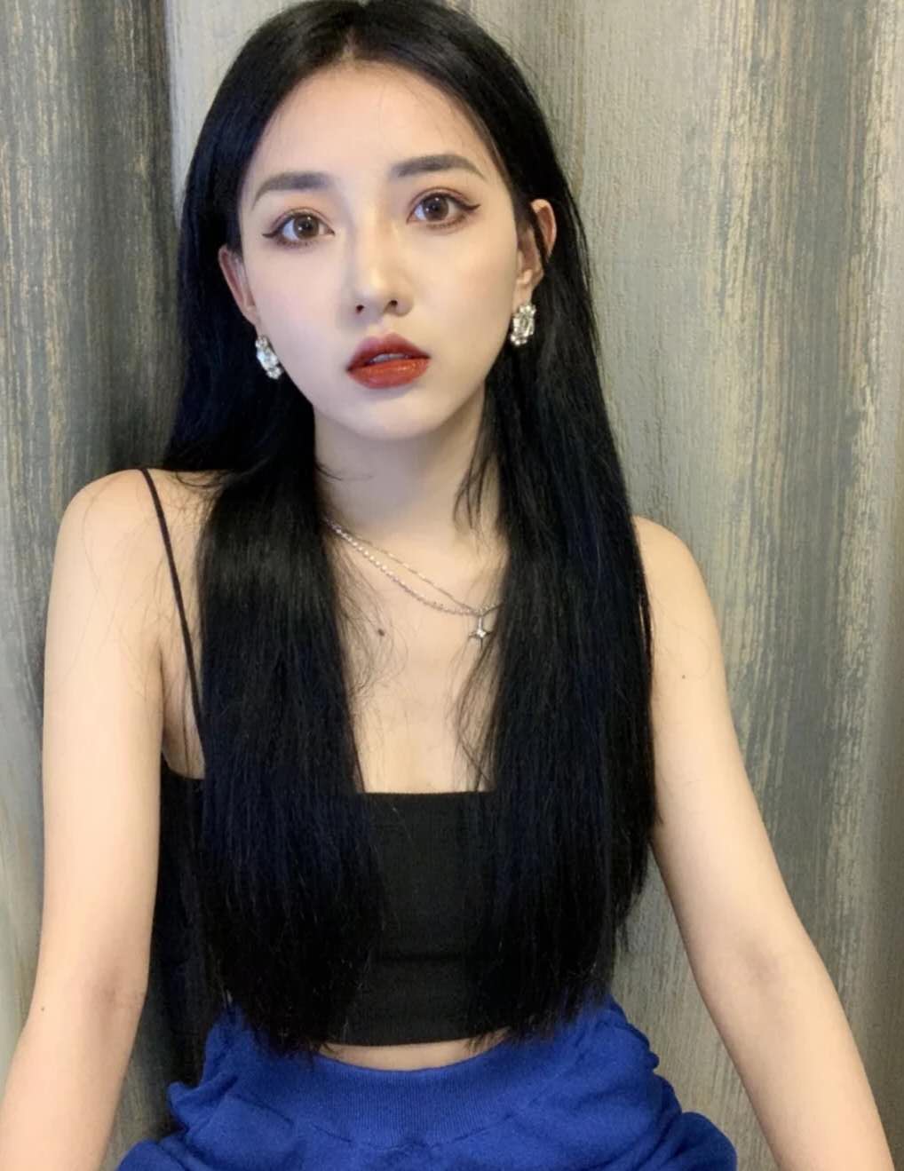 长脸自来卷适合什么好打理的发型,头发微卷脸型宽适合什么发型