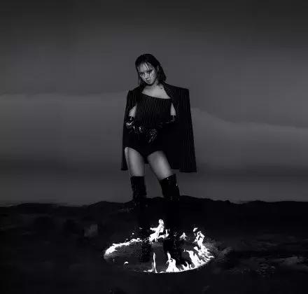 蔡依林的18年老粉儿,蔡依林一身红蓝