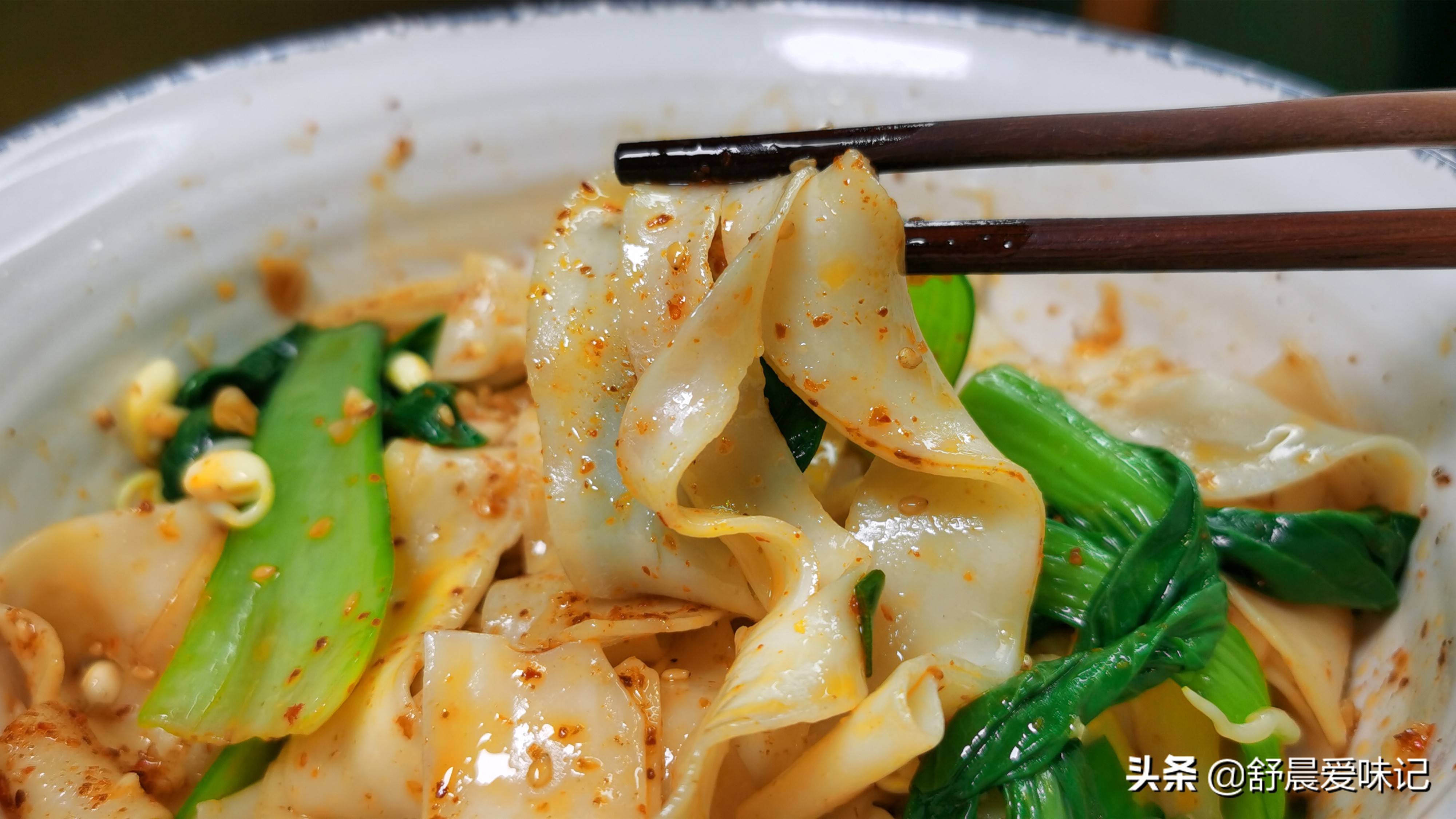 油泼面好吃做法简单健康营养,油泼面的家常做法简单的