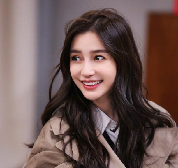 微笑唇是属于好看的唇形,嘟嘟唇适合的唇形