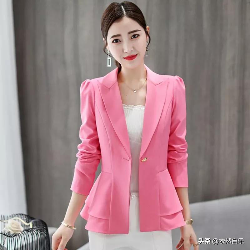 40-50岁减龄穿搭粉色小西装,40岁女人中款小西装如何搭配